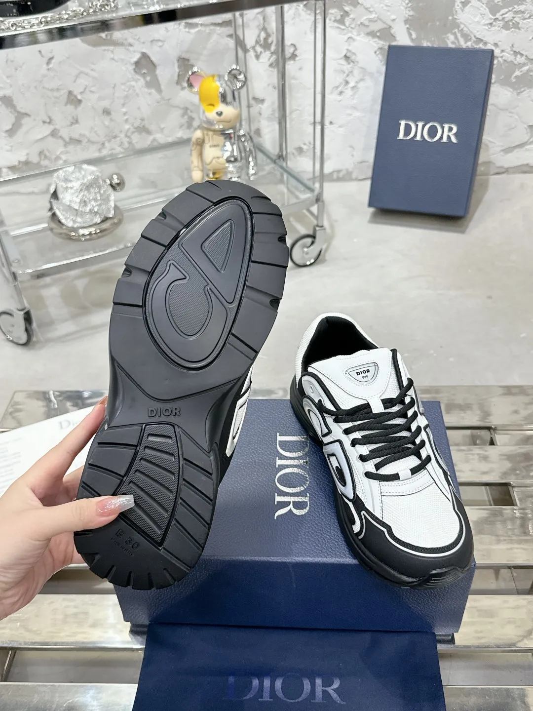 Men's men's shoes 💰600❤️❤️❤️High version Dior Dior's latest color matching B30 series reflective dad sneakers original 17380💰 purchased for development and production Brand new B30 sneakers Dad Shoes style shoes that follow the trend of the retro market The Dior logo on the tongue also indicates that this pair of shoes is the B30 model! B30 uses fine-textured leather and mesh cloth materials to form a shoe body. There are conspicuous letters CD on both sides of the shoe body to indicate identity. Many lines on the shoe body outline details to make the shoes look less monotonous and full of retro flavor. The delivery counter is exquisitely packaged🛍📦 ▪️Fabric: Original customized technical fabric + mesh ▪️Inner lining: Customized breathable lining ▪️Outsole: Original molded IP foam + TPU outsole ▪️Sole thickness: 3.5CM ▪️Size: Women’s size 35-40 / Men’s size 39-46